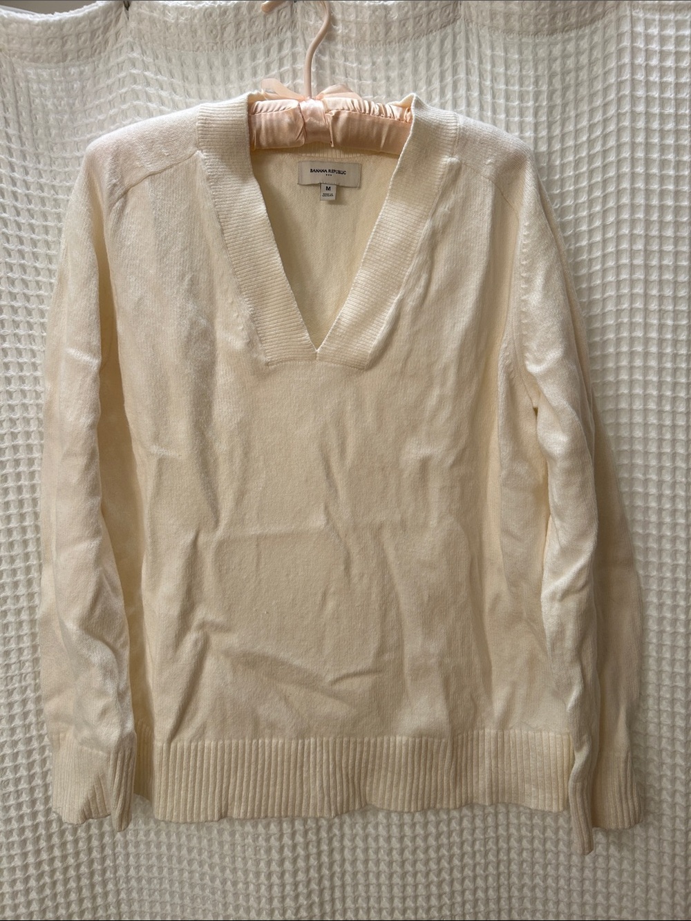 Banana Republic Cream V-Neck Lightweight Sweater